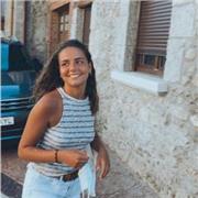 Profesora de apoyo imparte clases para niños de cualquier curso